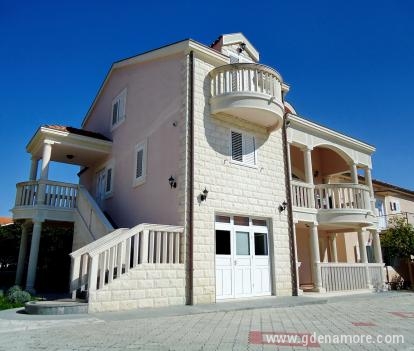 Апартаменти Sijerkovic White, частни квартири в града Bijela, Черна Гора